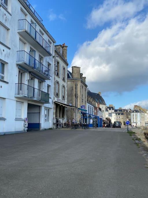 Petit Les Pieds Dans L'eau * Douarnenez